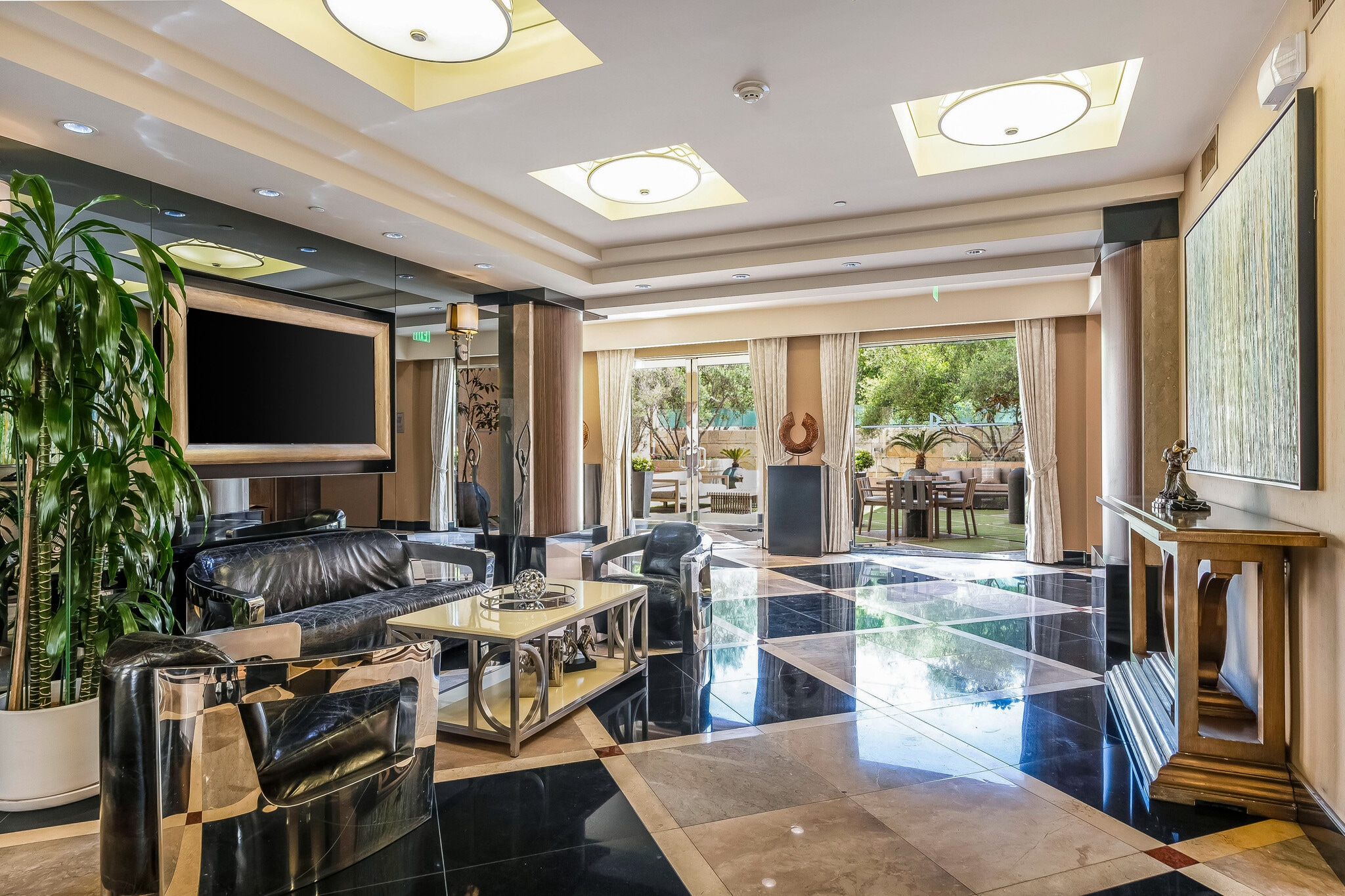 Lobby - 1318 Roxbury Dr