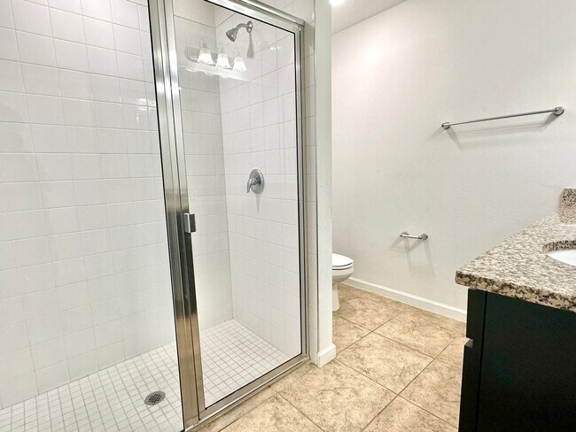 Building Photo - Premier 4bedrooms/2baths residence - Florida living at its finest!