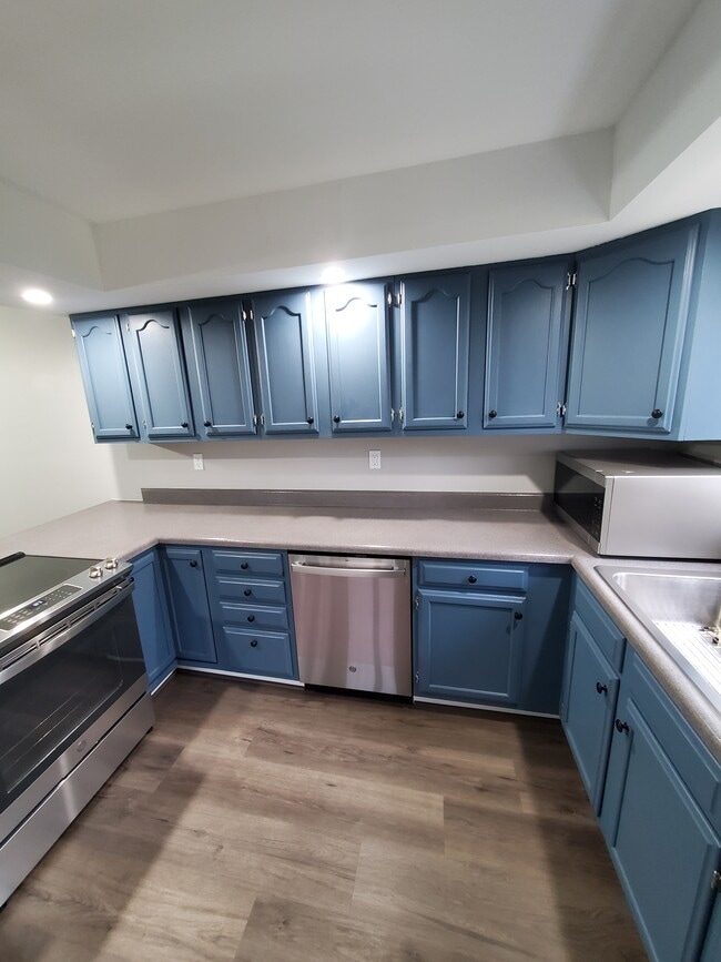 Building Photo - 12 Pebble Ct