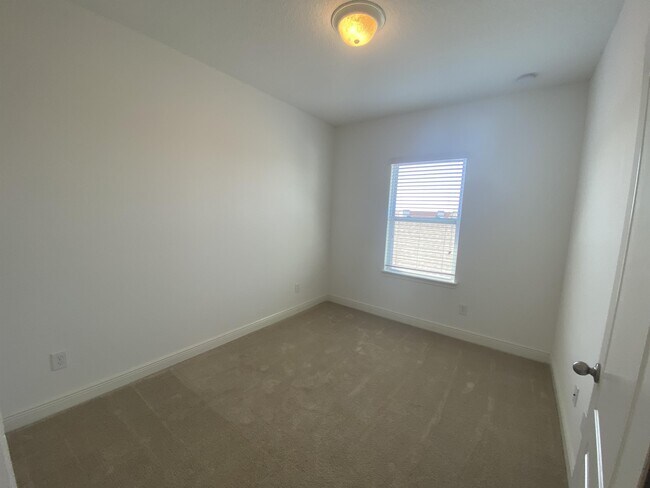 Building Photo - 15555 Honeybell Dr