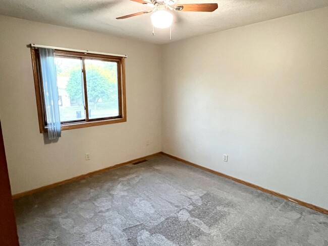 Building Photo - Spacious 5-Bed 2-Bath Split-Level Home in ...