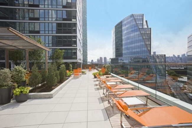 Building Photo - 0 bedroom in LONG ISLAND CITY NY 11101