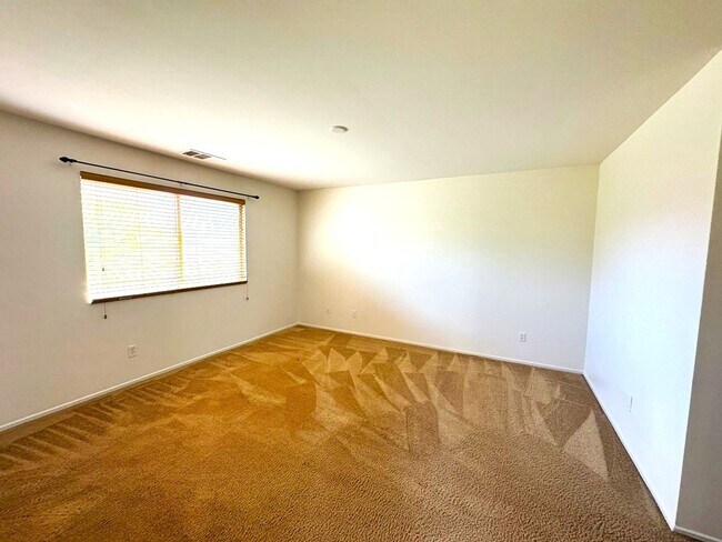 Building Photo - Single story house with Mountain views - c...