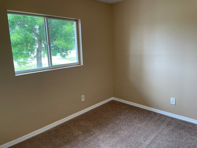 Building Photo - Nice 2 Bed plus a Den!, 2 Bath with a 1 Car Garage.