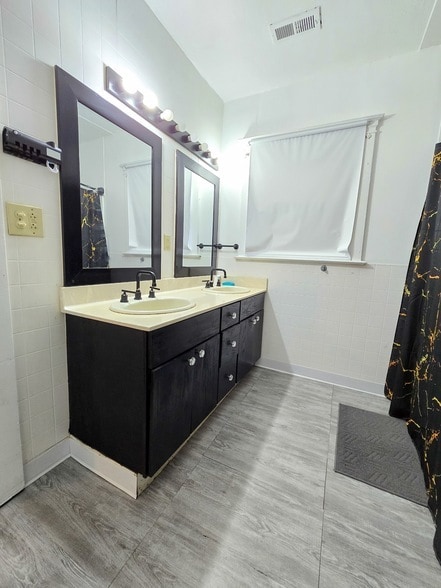 Building Photo - 481 Division St