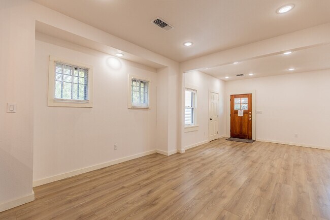 Building Photo - 1010 Burnet St