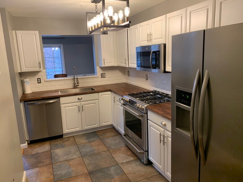 Building Photo - 6607 Thackwell Way