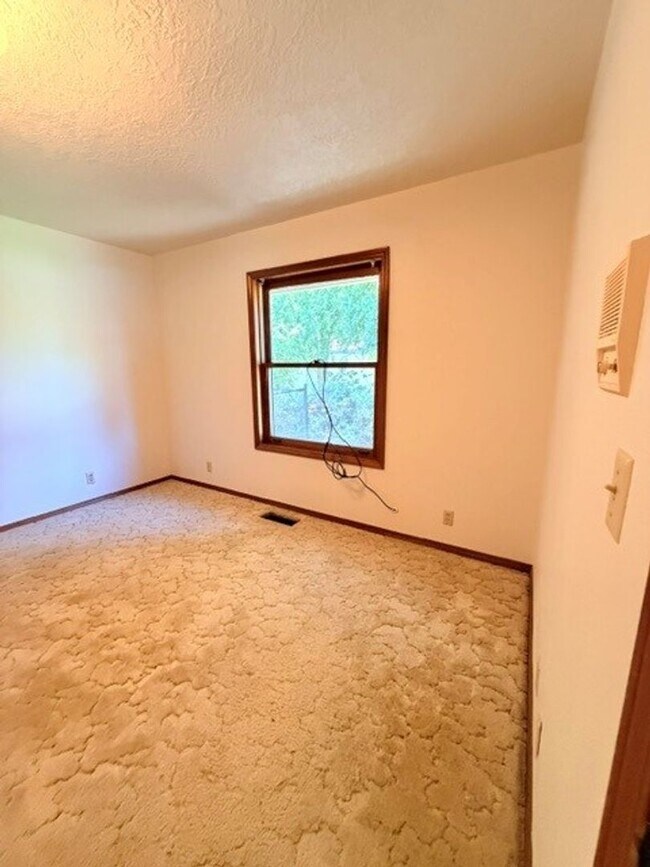 Building Photo - Charming 3-Bedroom Home with Garage & Lawn Care Included