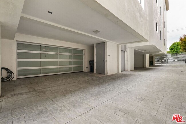 Building Photo - 1743 S Barrington Ave