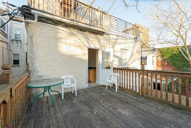 Building Photo - Four Bed Graduate Hospital Home