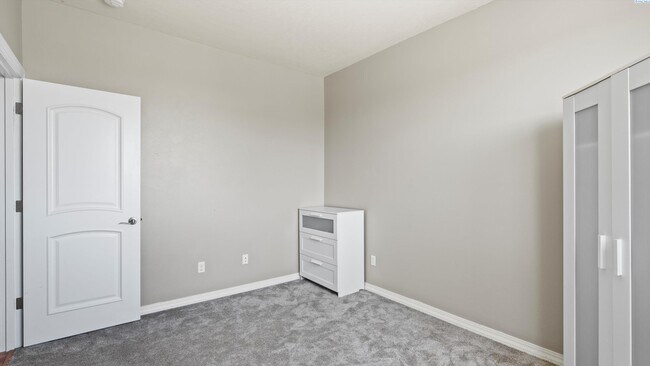 Building Photo - Fully Furnished and available for the holi...