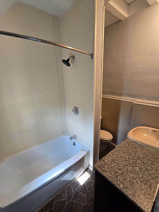 Building Photo - Charming 3-Bedroom Home Near Downtown – Av...