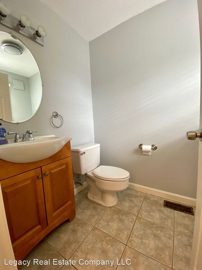 Building Photo - 2 br, 1.5 bath House - 4 Smithfield Road #10