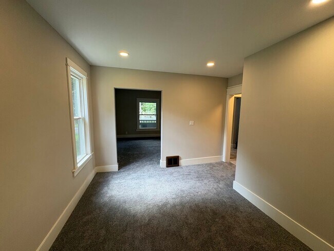 Building Photo - Three bedroom 1 1/2 bathroom home for rent