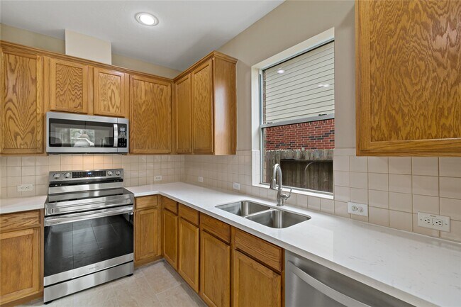 Building Photo - 2609 Hewn Rock Way
