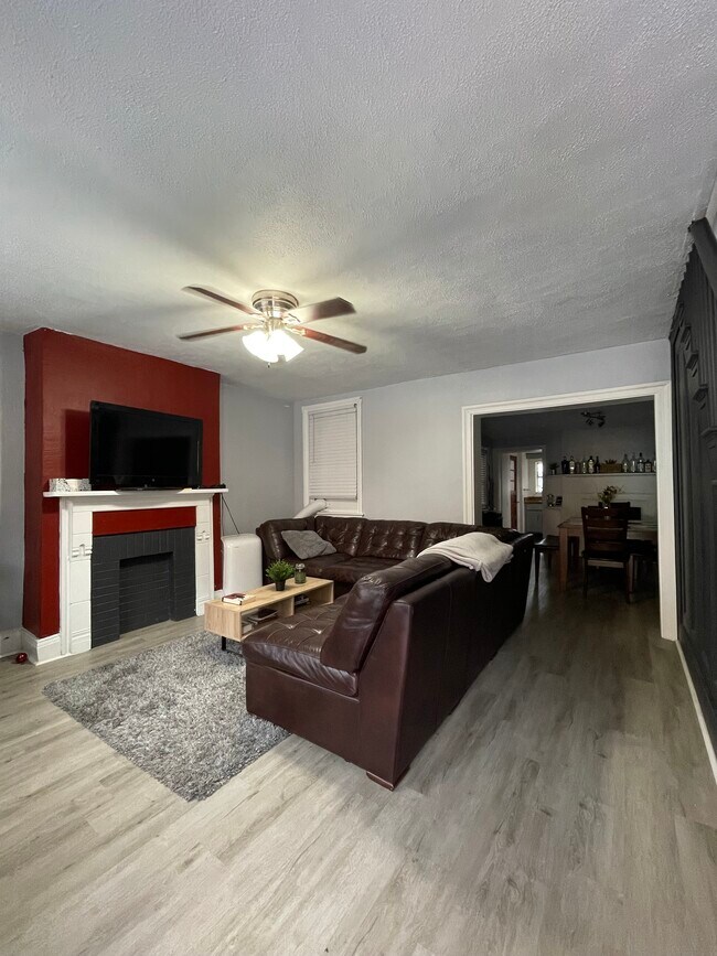 Building Photo - 1318 Sarah St