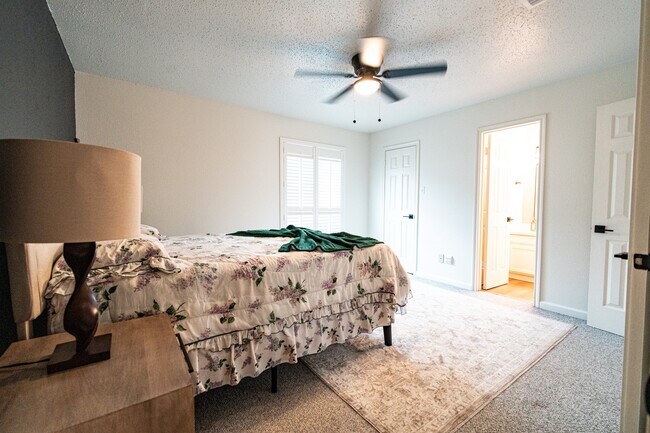 Building Photo - 3026 S Peach Hollow Cir