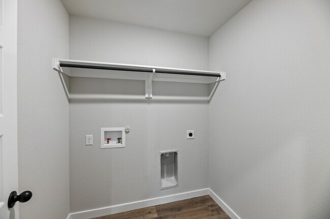 Building Photo - AVAILABLE NOW! NEW LUXURIOUS TRIPLEX LOCATED ON 1-ACRE LOT IN MIDLOTHIAN, TX!