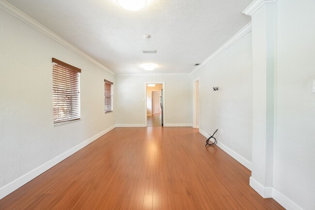 Building Photo - Charming 4/2 Colonial Town North Home with...