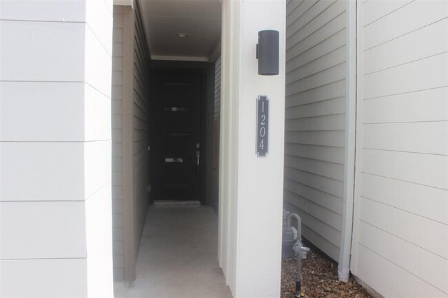Building Photo - 1204 Highland Vineyard Ln