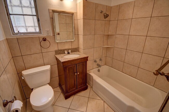 Building Photo - Albuquerque Country Club Townhome !!!!!