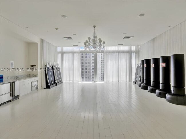 Building Photo - 495 Brickell Ave
