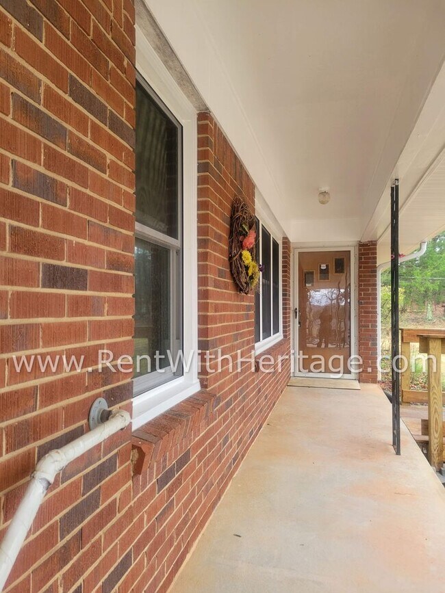Building Photo - GRAMPA'S BUNGELOW - AWESOME BRICK RANCH WITH FULL UNFINISHED BASEMENT / GREAT LOCATION