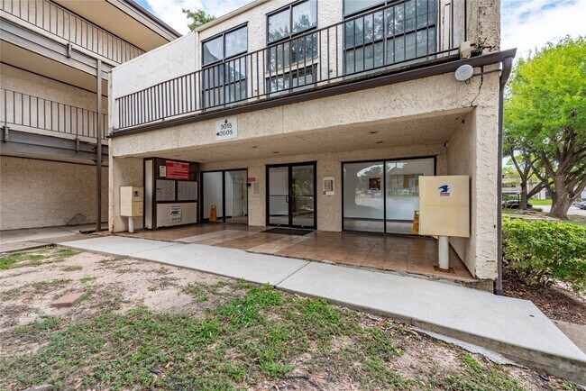 Building Photo - 3005 Walnut Bend Ln