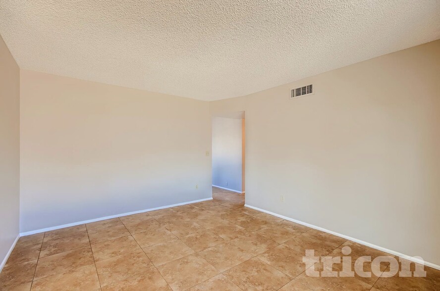 Building Photo - 4201 W Sunnyside Ave