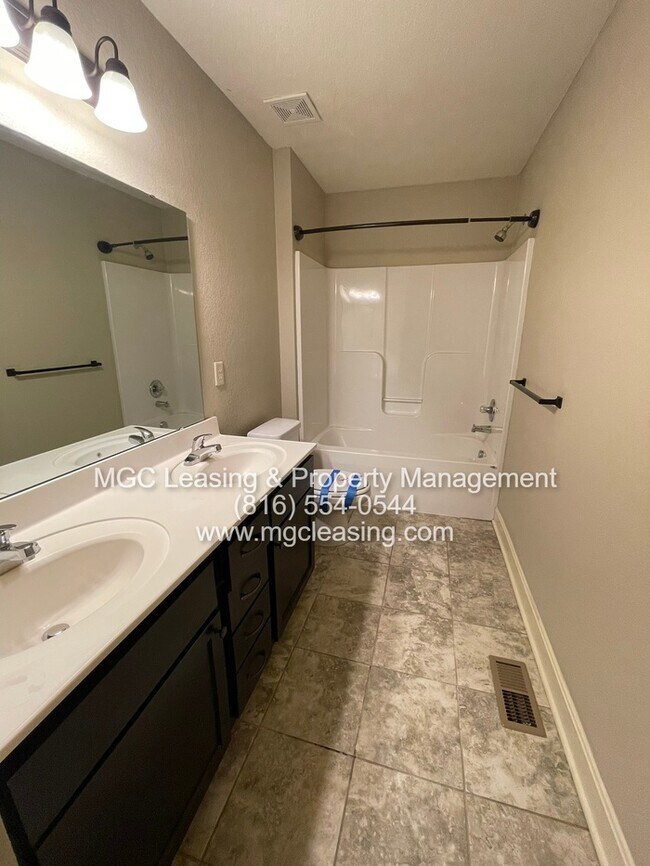 Building Photo - Eagle Creek Townhomes — Freshly Updated & Move-In Ready