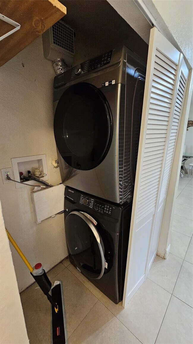 Building Photo - 436 NE 25th Ave