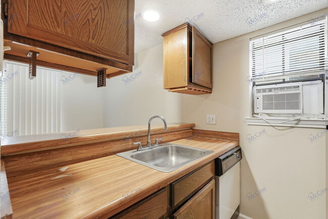 Building Photo - 9520 Royal Ln