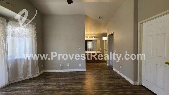 Building Photo - 3 Bedroom 2 Bath Hesperia Home with a bonu...