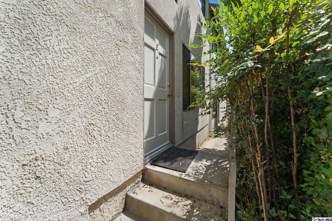Building Photo - 731 E Cypress Ave