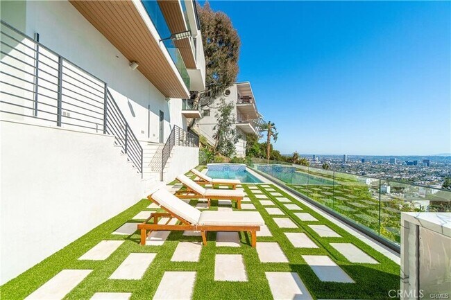 Building Photo - 8566 Hollywood Blvd