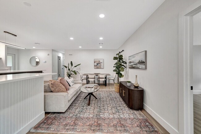 Building Photo - 620 Las Palmas Park