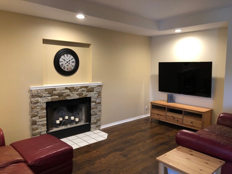 Living room - 1226 Amanda Dr