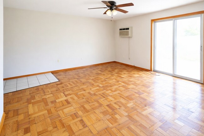 Interior Photo - OXFORD COURT APARTMENTS -- 054