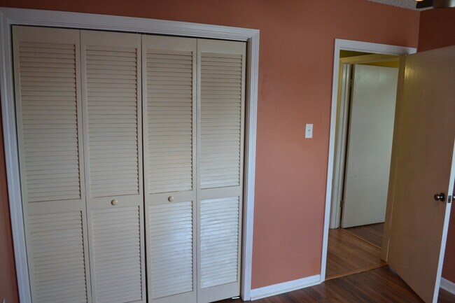 Building Photo - Location! Location!  3 bedroom, 2 bath, Ga...