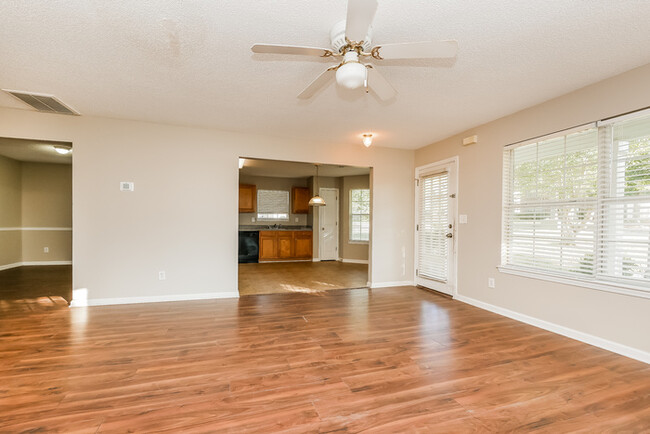 Building Photo - Spacious 4 Bedroom Atlanta Home
