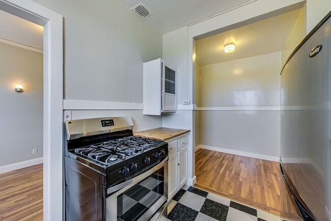 Building Photo - 6048 Monroe Ave