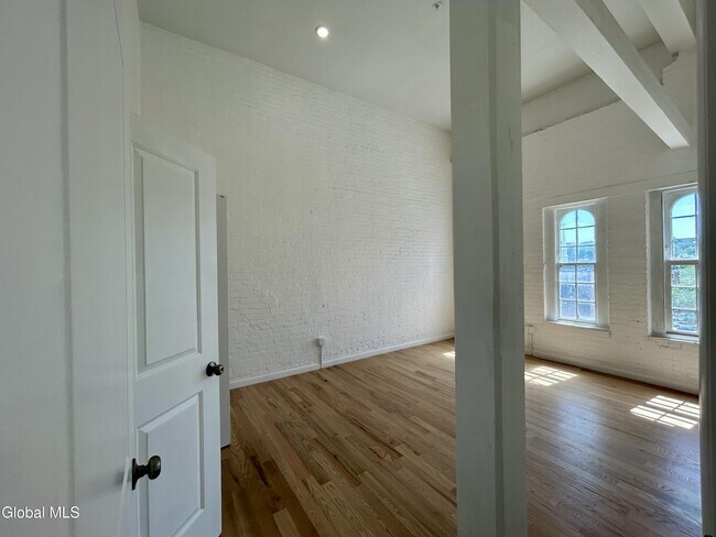 Building Photo - 155 River St