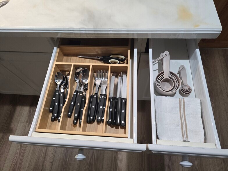 Cutlery, measuring tools - 510 North St