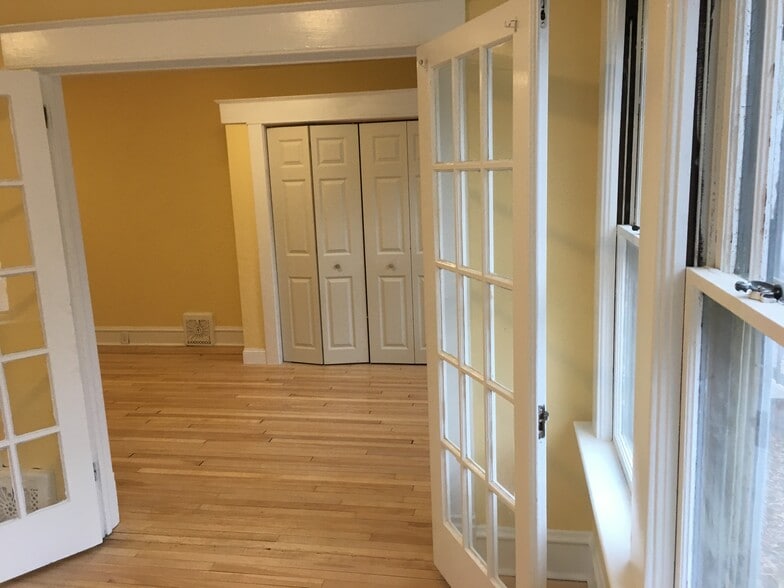 Building Photo - 361 S Winooski Ave