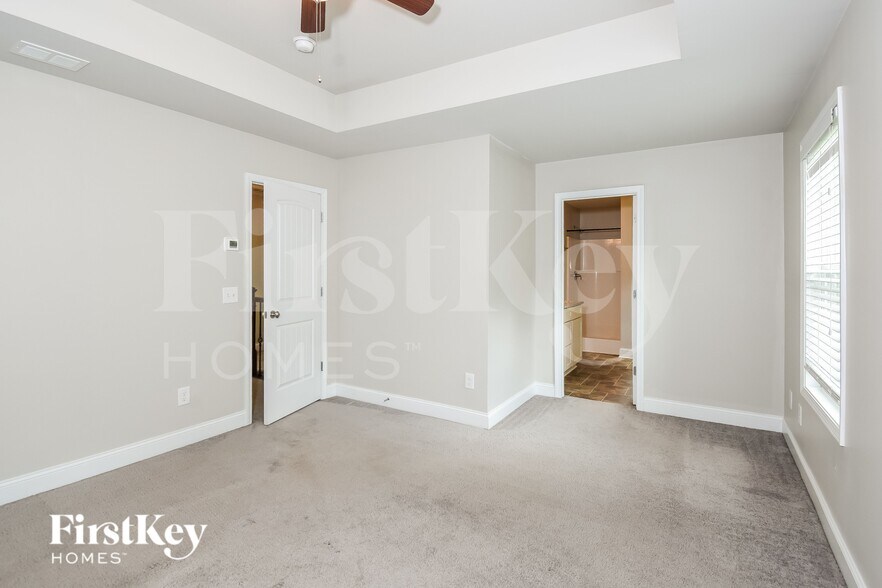 Building Photo - 2520 Belaire Dr