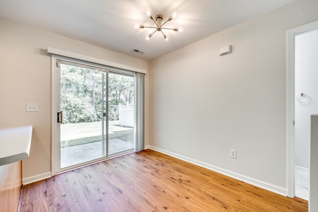 Building Photo - Beautiful 2 Bed 2.5 bath townhome in Benni...