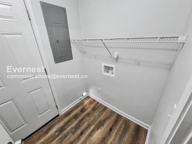 Building Photo - 3 Bed/2 Bath Home with Off-Street Parking / Pet-Friendly / Available Now!