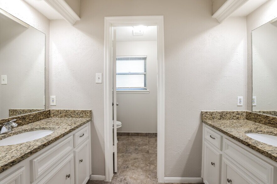 Building Photo - 11715 Gardenglen Dr