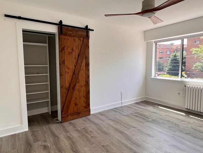 Building Photo - Great 2 Bed / 1 Bath Apartment near Embass...