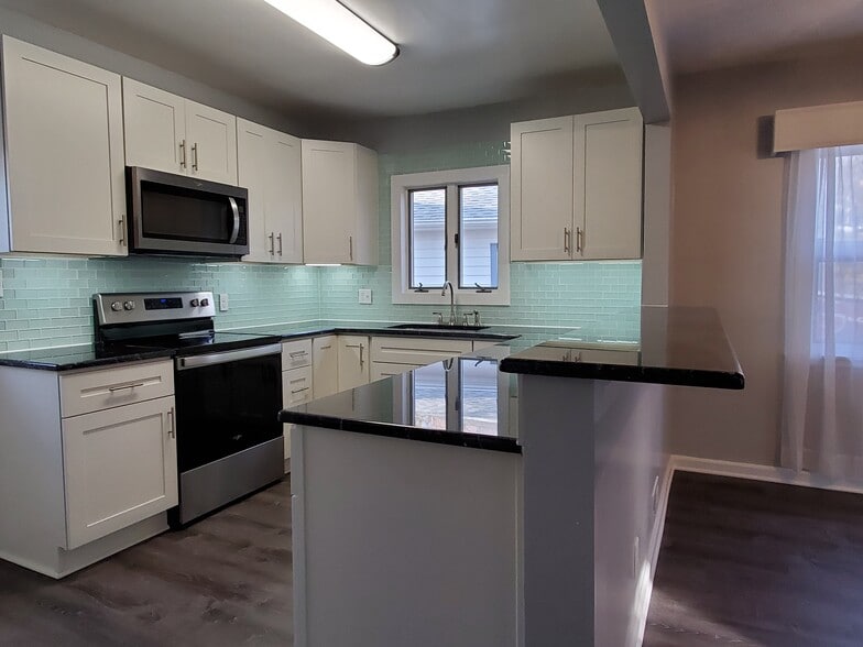 Building Photo - 138 Elmwood Dr
